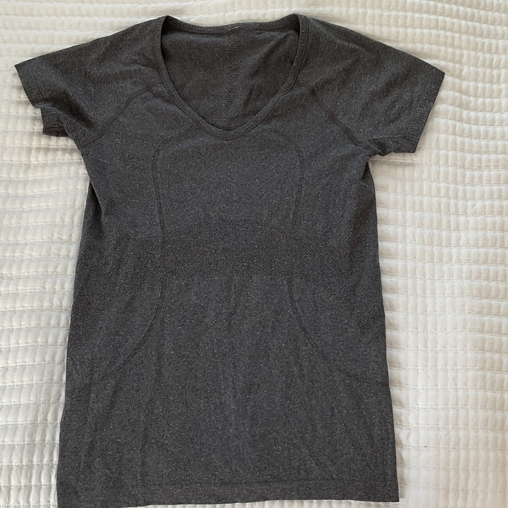 LULULEMON Womens gray swiftly v neck scoop front T-shirt size 8